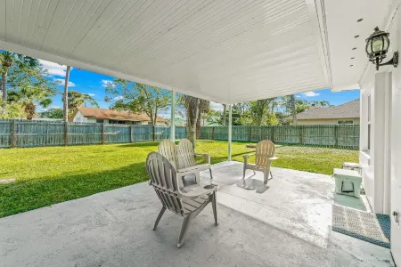 Bright and Spacious Entire House, sleeps 6-7, minutes from the beach. Отели рядом с достопримечательностью «Sugar Mill Country Club»