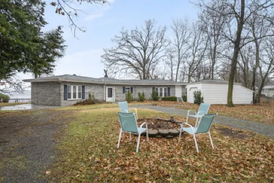 Spectacular lake view with a huge deck and a Hot Tub.