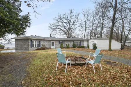 Spectacular lake view with a huge deck and a Hot Tub.