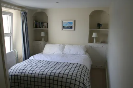 Cottage (2 bedrooms - 3 beds)  Polruan Fowey-stunning views over the estuary+sea Отели в г. Фоуи