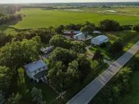 Peaceful Country Hideaway on the Edge of Lawrence - Minutes to Mass Street!