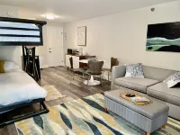 Brand New! Studio B: Sleeps 4, Walk to beach/town, seasonal pools, kitchenette