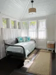 Lovely Lakeside Cottage! Sleep 11, Easy Parking, Linens Included!