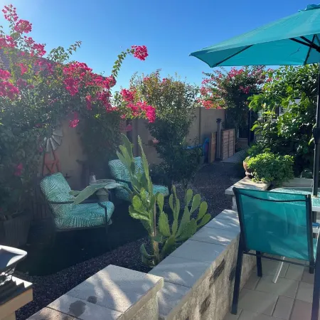 Lakeside 1 Bedroom Apt w/ living room, kitchenette and laundry