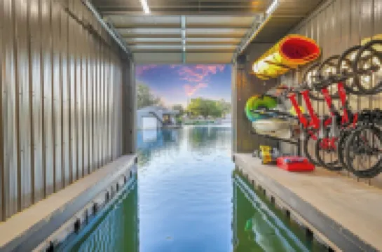 Luxurious Lakehouse Living