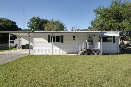 Chassahowitzka/Homossassa River Front With Two Kayaks Отели рядом с достопримечательностью «Get Up and Go Kayaking - The Chaz»