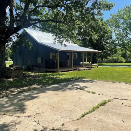 NEW, The Homestead Cabin, close to town, 2 bedroom with bunks, Huge Porch
