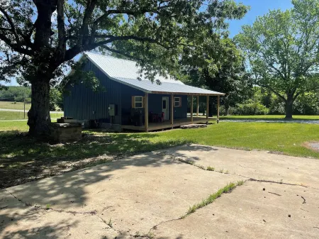 NEW, The Homestead Cabin, close to town, 2 bedroom with bunks, Huge Porch