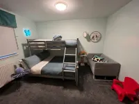 WATERSIDE 3 BED COTTAGE, HOT TUB, SAUNA, PVT BEACH فنادق في 