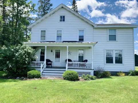 The Farmhouse - 2 ml from Colgate, king bed, family friendly, sleeps 10