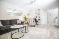 10 minutes drive from the beach! Close to popular attractions and the Speedway.