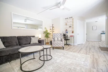 10 minutes drive from the beach! Close to popular attractions and the Speedway. Отели рядом с достопримечательностью «W.I.S.E Private School»