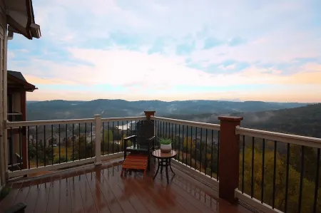 Penthouse Condo - AMAZING Views - Indian Point - Sleeps 6-8