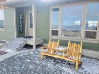 Classy 3-Bedroom Fishing Cottage with amazing lake and mountain views