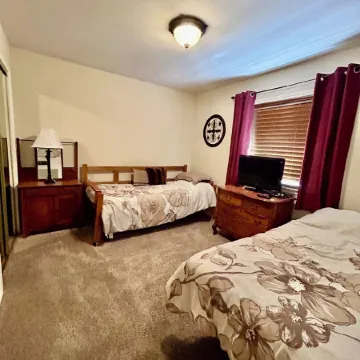 Country Club Reining Deer Ranch. Snowbowl, Golf, Fireplace!