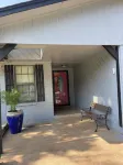Beautiful renovated home within 3miles of OU. Easy access to I-35.