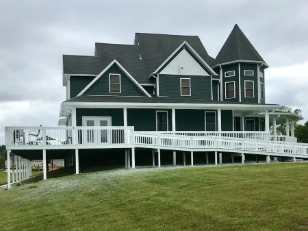 On the Lake & Wine Trail & a Perfect Getaway for16 + With an ADA Suite!