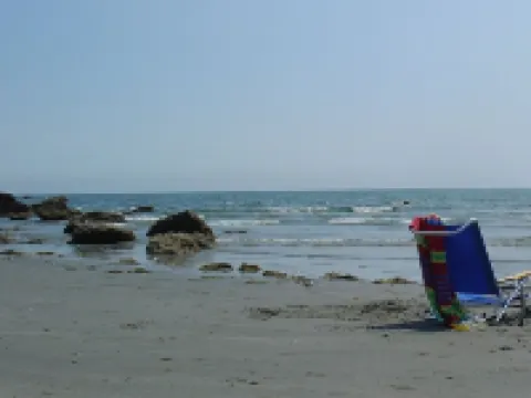 Easton's Beach House: Steps to the Beach, Plus AC! Prime Summer Weeks Available!