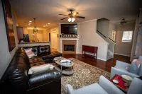 4 BEDROOM 2.5 BATH CLOSE TO CAMPUS AND THE SQUARE.