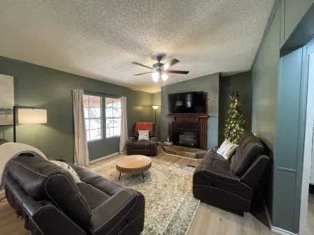 3-bedroom house in Porum Landing, waterfront with lots of space inside and out!