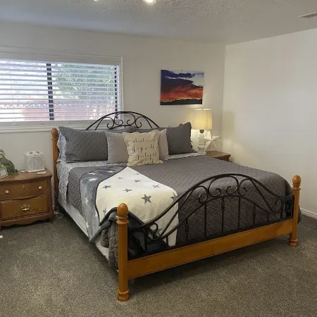 Cozy 1-bedroom apartment in St. George with AC, WiFi, BBQ grill and hot tub