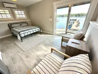 Waterfront Adventure & Relaxation: Kayaks, Sup, and Hot Tub on Site