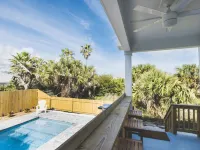 Walk to Beach! Heated Pool • Boat Parking • EV Charger 克雷森特海灘酒店