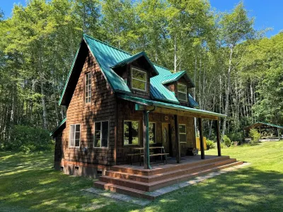 Lower Twin Cabin - 34 beautiful private acres of forest, meadows and riverfront. 크레스켄트 호 주변 호텔