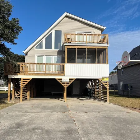 Charming 3-bedroom house with outdoor space & steps to the beach!