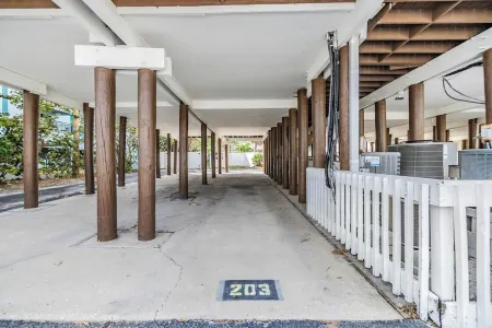 Beautiful 2/1 Top Floor luxury Condo on Indian Rocks Beach Отели в г. Indian Rocks Beach