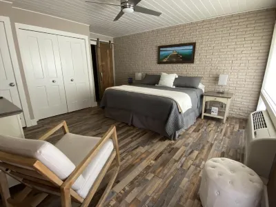 Beautifully renovated Crooked Lakefront Condo 1 Bed & 1.5 Baths-Legacy Up North