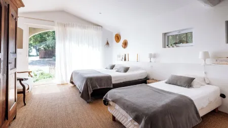 La Maison de Chabrette au Milieu des Vignes Sans vis à vis au Calme Отели в г. Визан