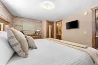 March Sale! Lakefront Cabin directly on Table Rock Lake: w/Pool+Hot Tubs