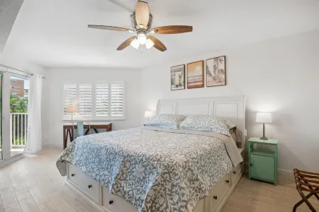 Vacation Awaits! Newly renovated, 3 bedroom, beach front condo! Отели рядом с достопримечательностью «Тики Гарденс - Индиан-Шорс Бич Аксесс»