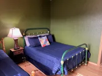 Cozy cabin with mountain views on small family farm Hotels in Le Flore County