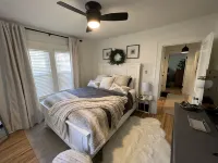 Remodeled Riverside Cottage w/sunroom, She-shed. Walk to golf, tennis, Botanica, Hotels near The Keeper of the Plains