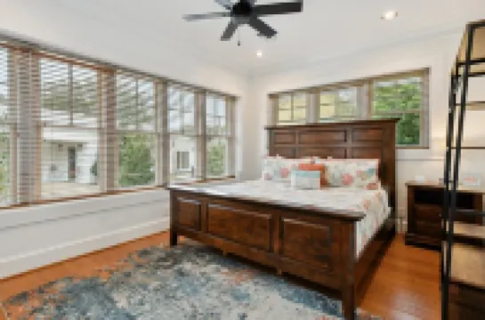 Charming Cottage & Guest House 1 Block to Beach with Oaks and water views Hotels in 