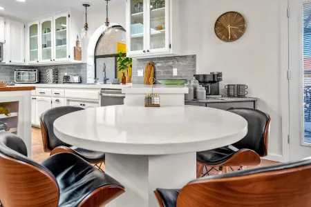 25% off 7-nights! Epic Pool /spa! 12 Joshua Trees🌵3 King beds/1 Queen Hiking!