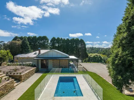 Adelaide Hills luxury cottage with sauna and heated pool 20 mins from Adelaide