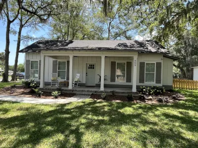 Twin Oaks Cottage in charming downtown St. Marys, walking distance to waterfront RUSTAPALOOZA @Gateway Property 주변 호텔