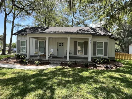 Twin Oaks Cottage in charming downtown St. Marys, walking distance to waterfront