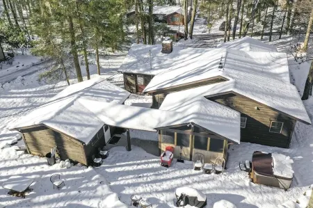 Cozy Vacation Retreat at Lake Harmony