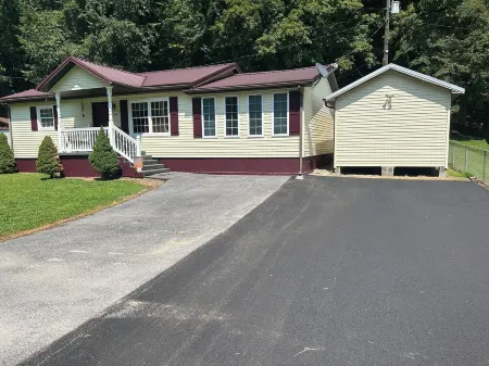 A & B TRAIL HOUSE @ Hatfield-McCoy Trails, 5 Beds Plus Futon 2 Couches & 2 Baths