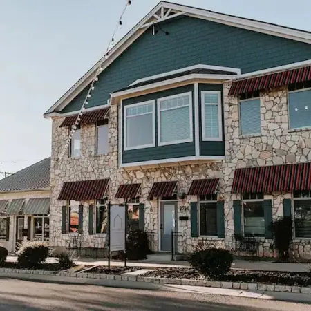GrueneGusthaus#3| Private Condo+ Golf Cart Rentals