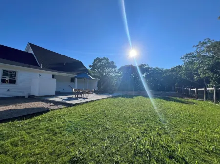 Brand New Guest house Отели рядом с достопримечательностью «ЙМКА Мартас-Винъярд»