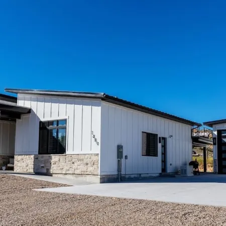 Manila Lot 7 · King bed, high end, new home, hot tub, steam room