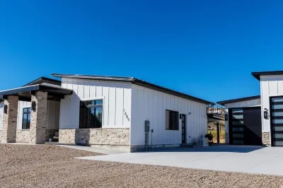 Manila Lot 7 · King bed, high end, new home, hot tub, steam room