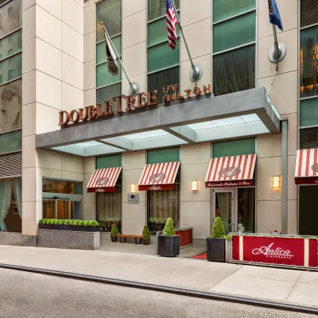 DoubleTree by Hilton New York Downtown Отели рядом с достопримечательностью «Союз Холл»