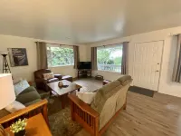 The Peaceful Pelican is close to town and just a 5 min walk to the beach! Hotels in Brookings