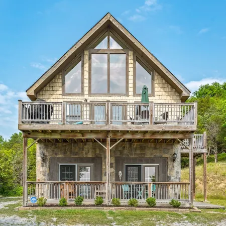 Unforgettable Sunrise View, Dual Living Spaces & on Douglas Lake by Pigeon Forge